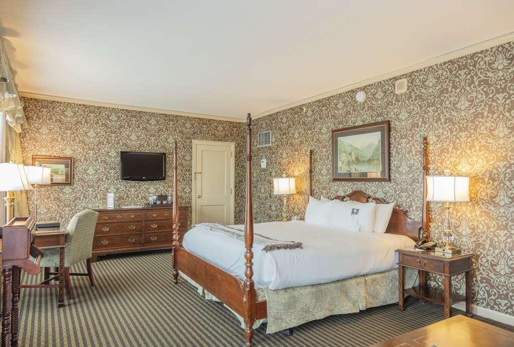 The Brown Hotel Louisville Room photo A guest room at the Green Mountain Hotel