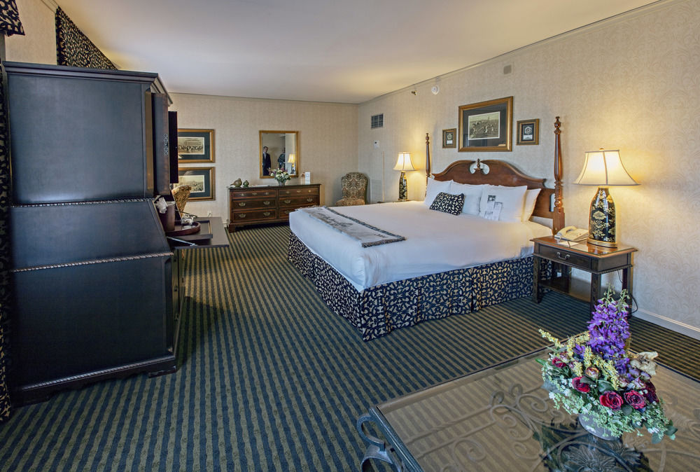The Brown Hotel Louisville Exterior photo A room at the Inn at the Opera
